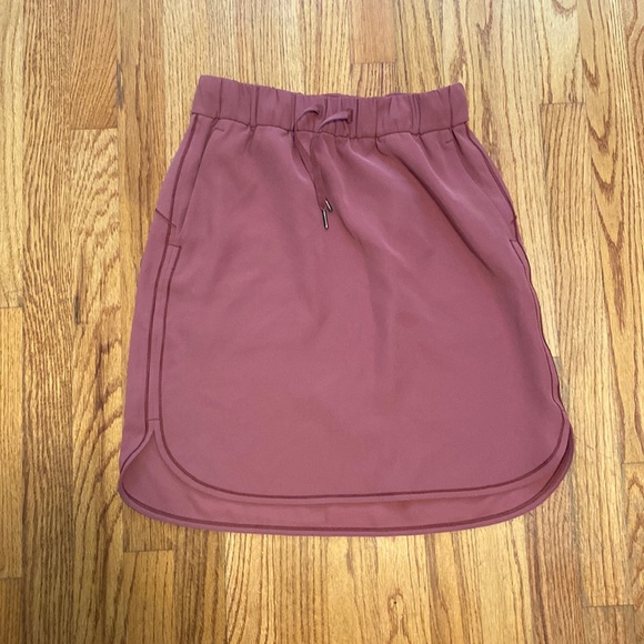 lululemon athletica Dresses & Skirts - Lululemon On The Fly Skirt Size 6